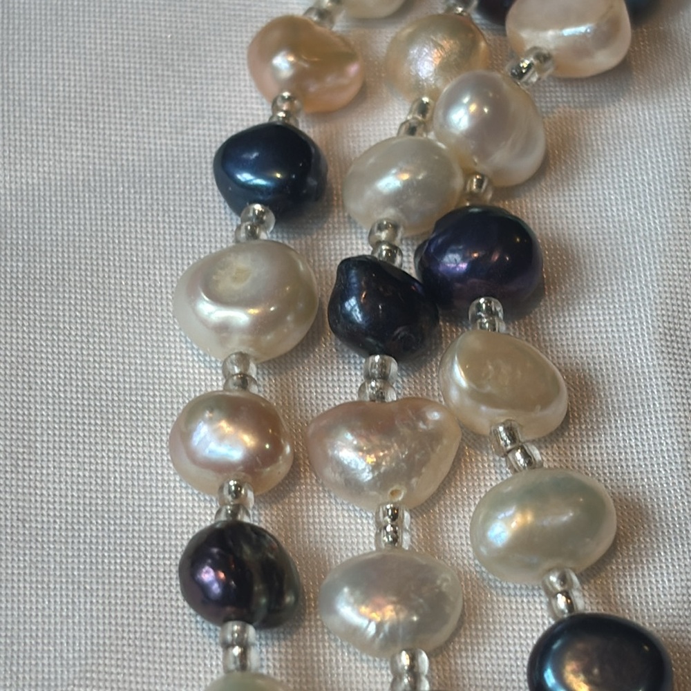3-strand baroque pearl necklace in white, blue, cream. - Picture 2 of 4